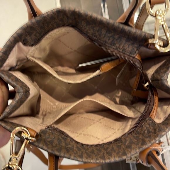 MICHAEL KORS
Mirella Small Logo Crossbody Bag
Brown
NWT - Picture 5 of 16